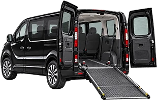 Vue arrière d’un Renault Trafic noir avec rampe d’accès abaissée.